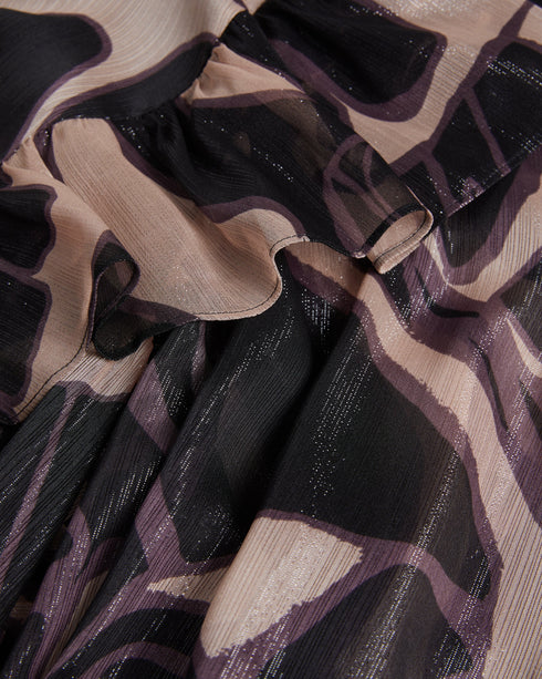 JASMYNA-Tops-Ruffled to perfection and finished with a bow, JASMYNA is your ticket to style heaven. Bottomless brunch? More like your own personal catwalk.The fabric of this product is made of 100% recycled polyester. Using recycled polyester helps divert plastic waste from ending in landfills and helps us to reduce our dependancy on virgin materials. Ruffled top V-neck Abstract print Short sleeved Low back with tie fastening and zip Amy is 5'9.5" / 1.77m and wears Black in a Ted size 1- Ted Baker Romania